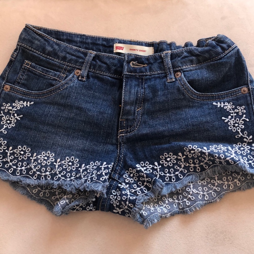 Levi’s Shorts White Flower Embroidery